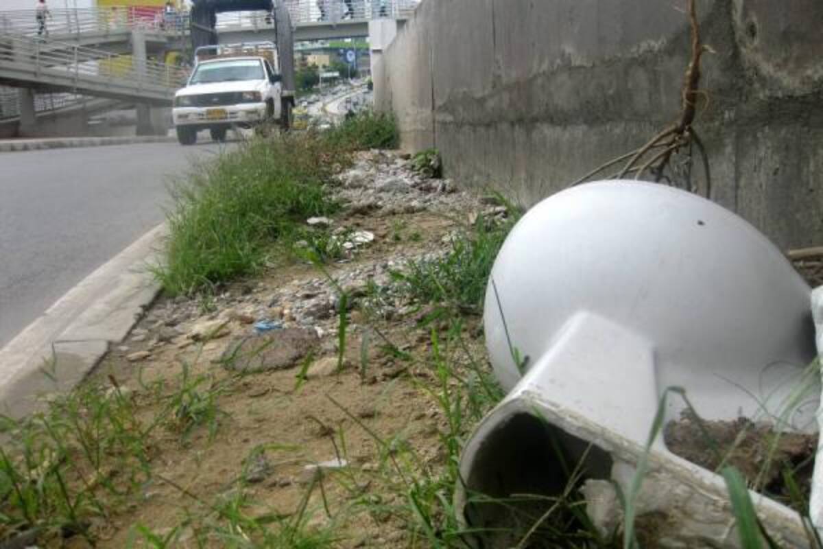 El separador que hay entre la paralela y la Autopista Sur, frente al Centro Comercial La Florida, se encuentra abandonado y en muy mal estado. Es muy usual ver tiradas bolsas de basura y hasta inodoros.(Foto: Fotos: Jaime del Río y Juan Carlos Chio)