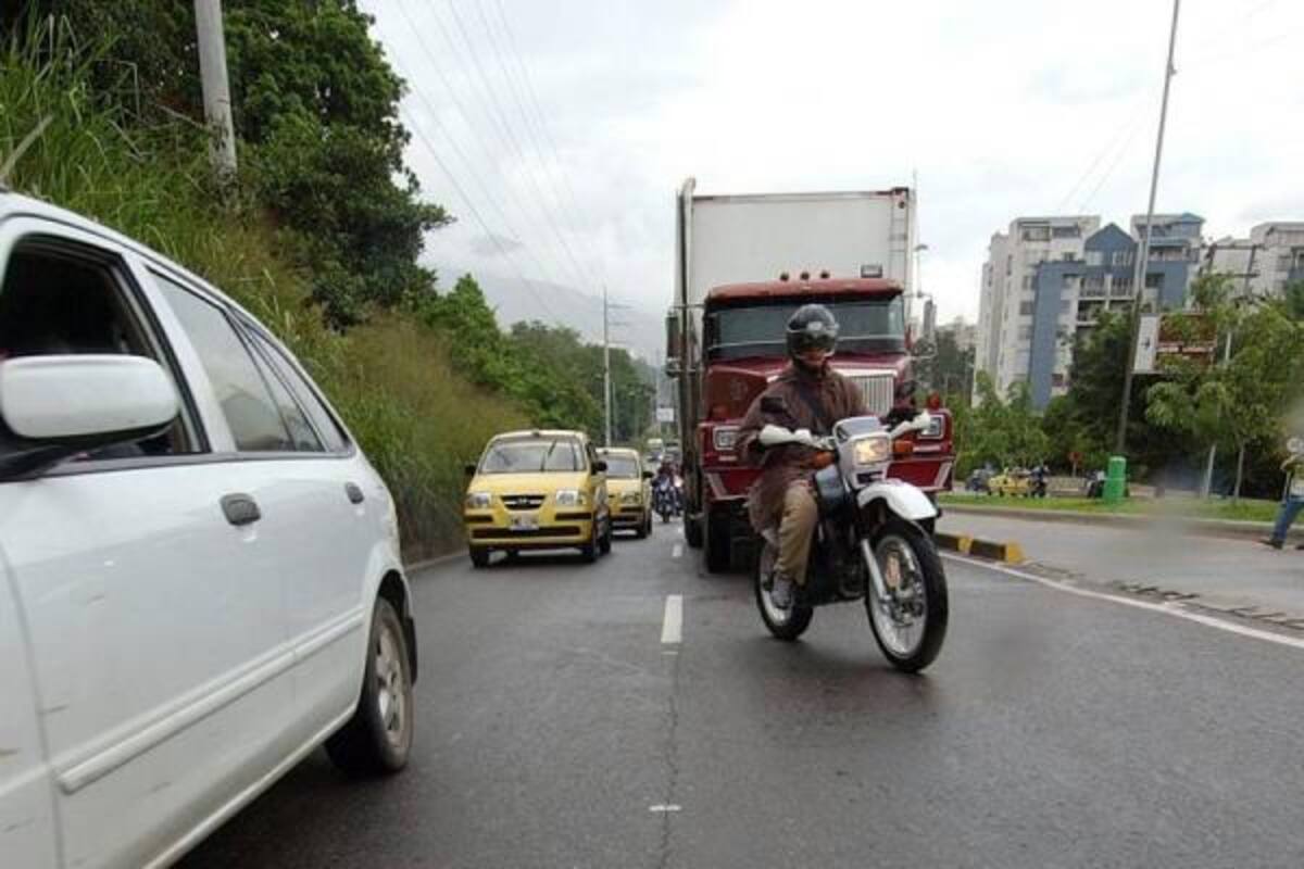 A pesar de las frecuentes denuncias que ha hecho esta redacción sobre el deterioro de las tapas de alcantarilla que hay sobre la Autopista a Floridablanca, Metrolínea no ha podido encontrar una solución efectiva para su mantenimiento. Estas 'trampas' para motociclistas y vehículos siguen apareciendo en la vía.(Foto: Fotos: Jaime del Río y Juan Carlos Chio)