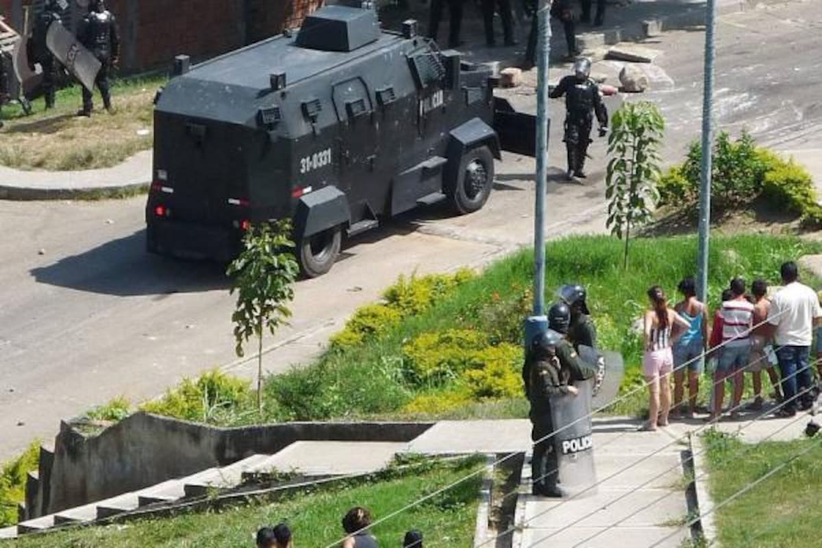 Después de tres días de disturbios entre el Esmad y algunas familias que persisten en habitar un lote protegido por la Cdmb, en el barrio Claveriano; la Policía ratifica que, desde ayer, quedó desalojado totalmente y permanecerá con vigilancia preventiva.(Foto: Nelson Díaz / VANGUARDIA LIBERAL)