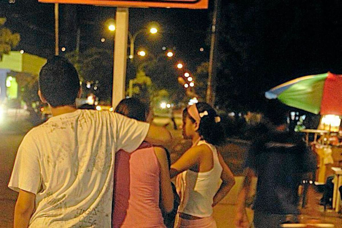 Los menores de edad no pueden permanecer en la calle después de las 11:00 p.m. Y si lo hacen, deben estar en compañía de sus padres. (Foto: / VANGUARDIA LIBERAL)