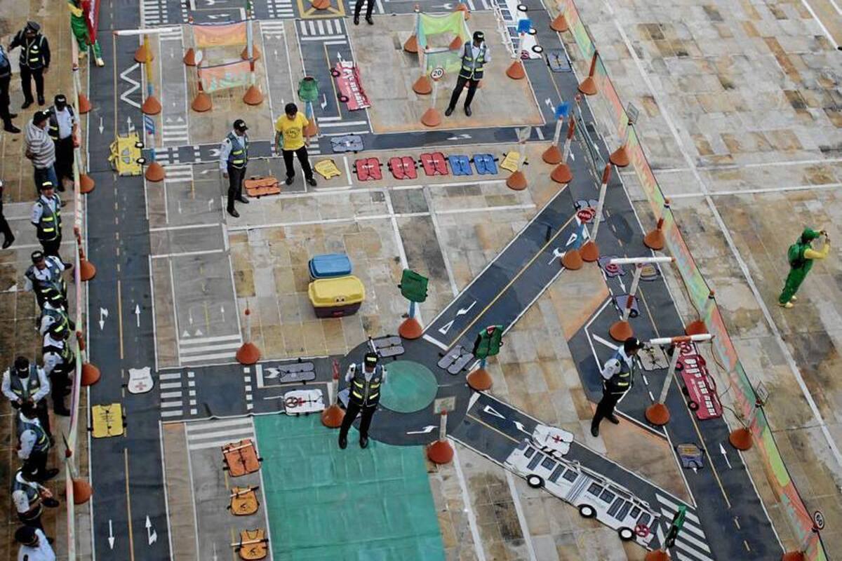 El lanzamiento de la Semana de la Seguridad Vial contó con un pequeño parque de tránsito, adecuado especialmente para enseñar a los más pequeños sobre la cultura vial. (Foto: Javier Gutiérrez / VANGUARDIA LIBERAL)