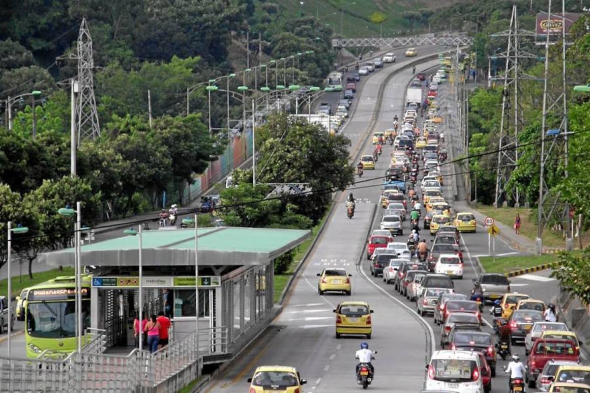 La habilitación del carril exclusivo de Metrolínea para los carros particulares ha permitido este año descongestionar el Viaducto ‘García Cadena’, especialmente durante las ‘horas pico’. No obstante, todo parece indicar que el próximo 20 de septiembre esta medida será revocada y se teme que vuelvan los ‘trancones’ en este importante corredor vial del área metropolitana. (Foto: Nelson Díaz/ VANGUARDIA LIBERAL)
