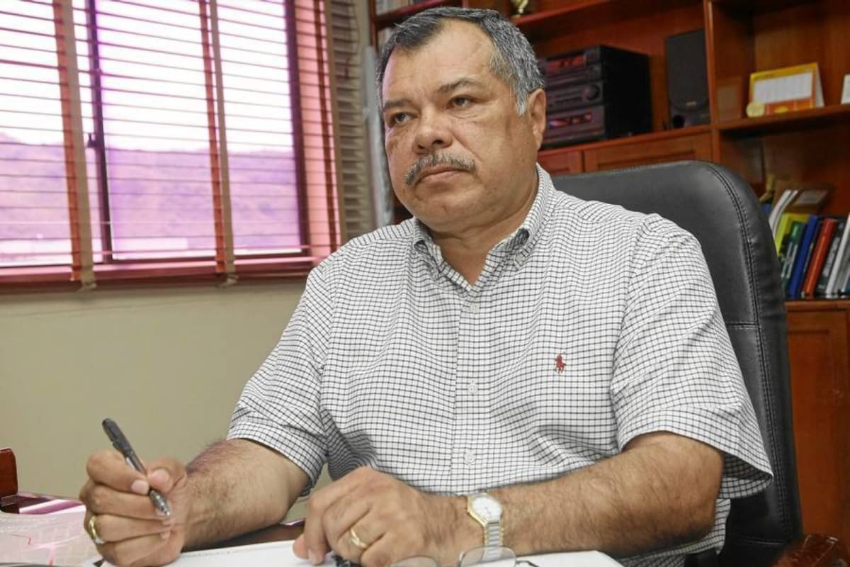 Motociclista arremetió contra el carro de Tránsito porque se le impuso una multa