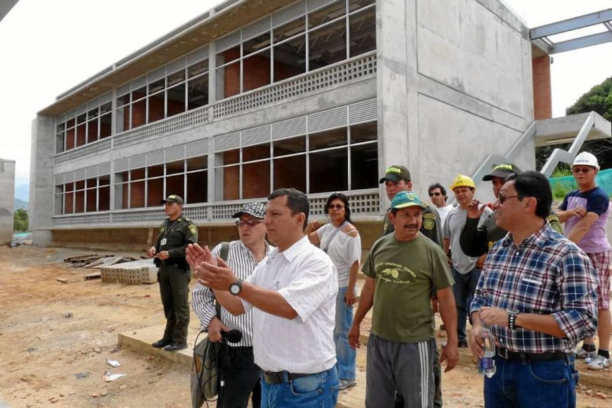 El pasado domingo el alcalde de Bucaramanga, Luis Francisco Bohórquez, y el secretario de infraestructura, Clemente León Olaya, visitaron el lugar donde se construye el megacolegio Los Colorados. (Foto: Nelson Díaz / VANGUARDIA LIBERAL)