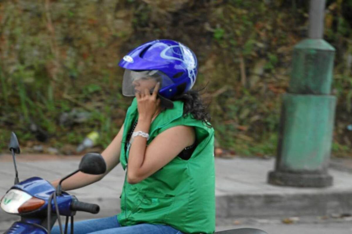 Justo en el sector de Motoreste, esta motociclista fue captada por nuestras cámaras mientras conducía y hablaba por celular al mismo tiempo.