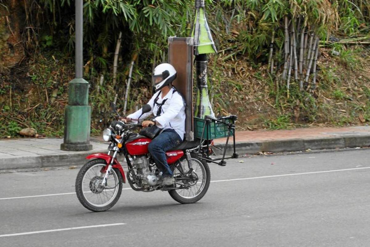 Llevar elementos de grandes dimensiones, así como este motociclista, es motivo de una multa por parte de las autoridades de tránsito.