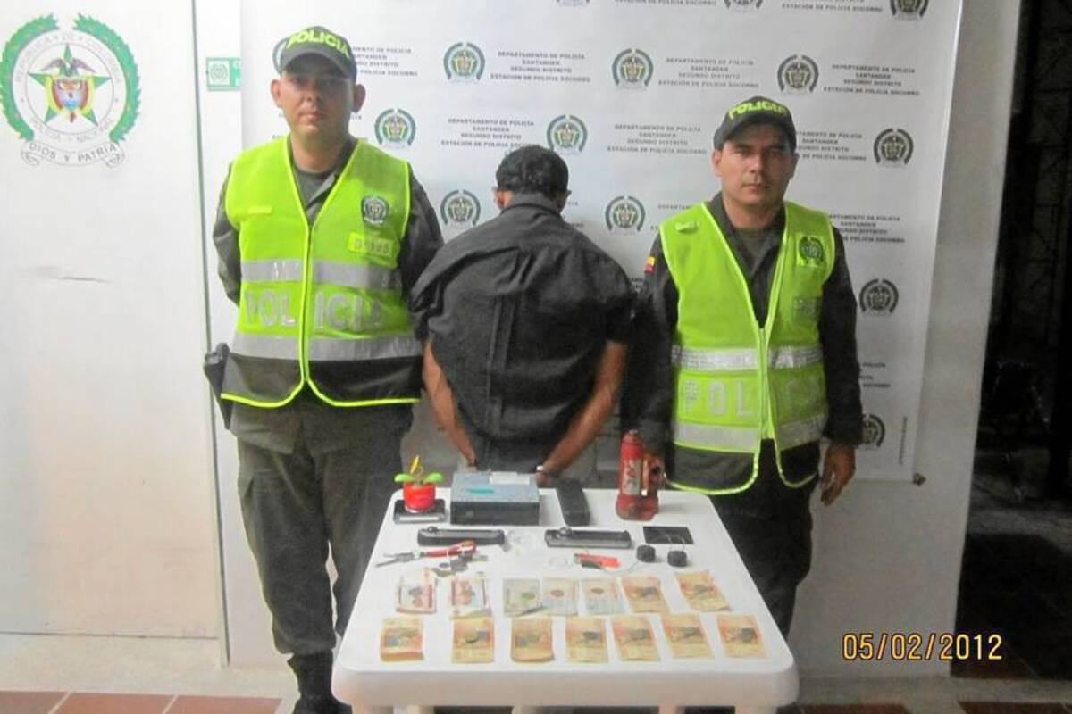 Aspectos del momento de la captura de la Policía de Vigilancia del Socorro, del responsable del hurto a un taxi en el barrio Portal de Saravita, que fue denunciado por la víctima. El detenido tiene antecedentes penales. (Foto: Suministrada/VANGUARDIA LIBERAL)