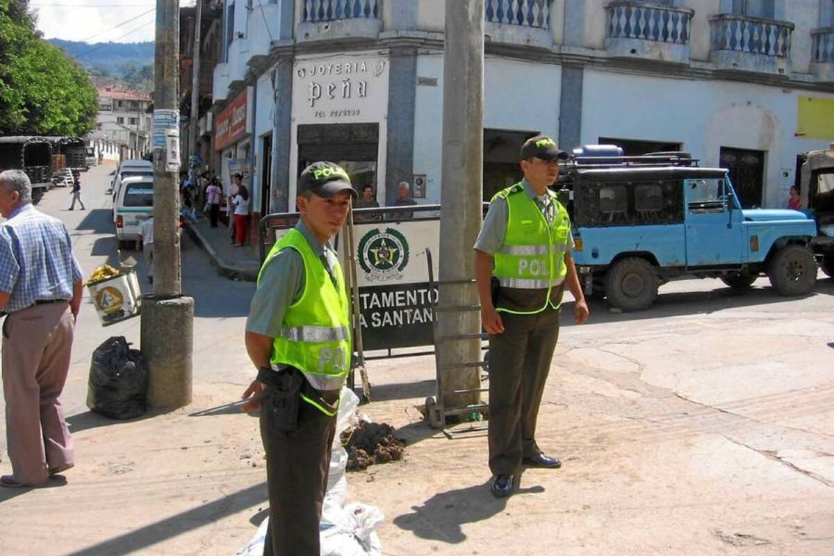 Los controles para mantener despejado el espacio público alrededor de la Plaza de Mercado con el fin de mejorar la movilidad de peatones y la seguridad general de la población, se mantienen desde hace varios días por la Policía. (Foto: Nancy Gómez /VANGUARDIA LIBERAL)
