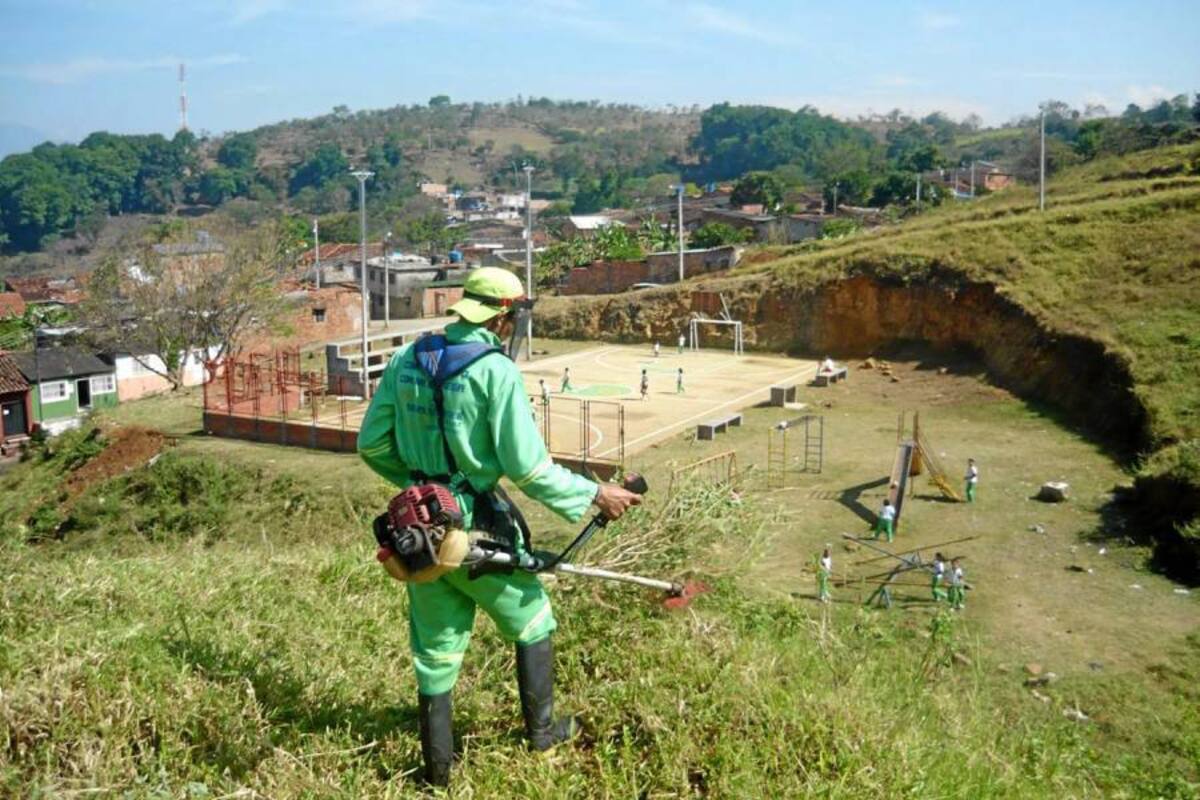 Las actividades se iniciaron por acogida de las solicitadas de la comunidad socorrana, por el crecimiento al cual llegó la maleza y el mal aspecto que esto generaba en sus localidades, sumado a problemas de higiene y seguridad. (Foto: Suministrada/VANGUARDIA LIBERAL)