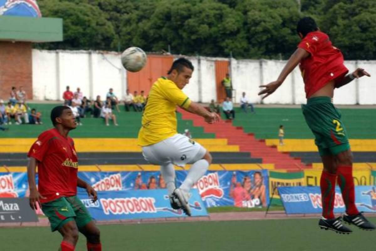 El santandereano Marlon Díaz ingresó para la segunda parte y en este cabezazo protagonizó la opción más clara del Atlético, sin embargo, el portero Levid Martínez lo aguantó y atajó el balón sobre la propia línea de gol. (Foto: Jaime del Río / VANGUARDIA LIBERAL )