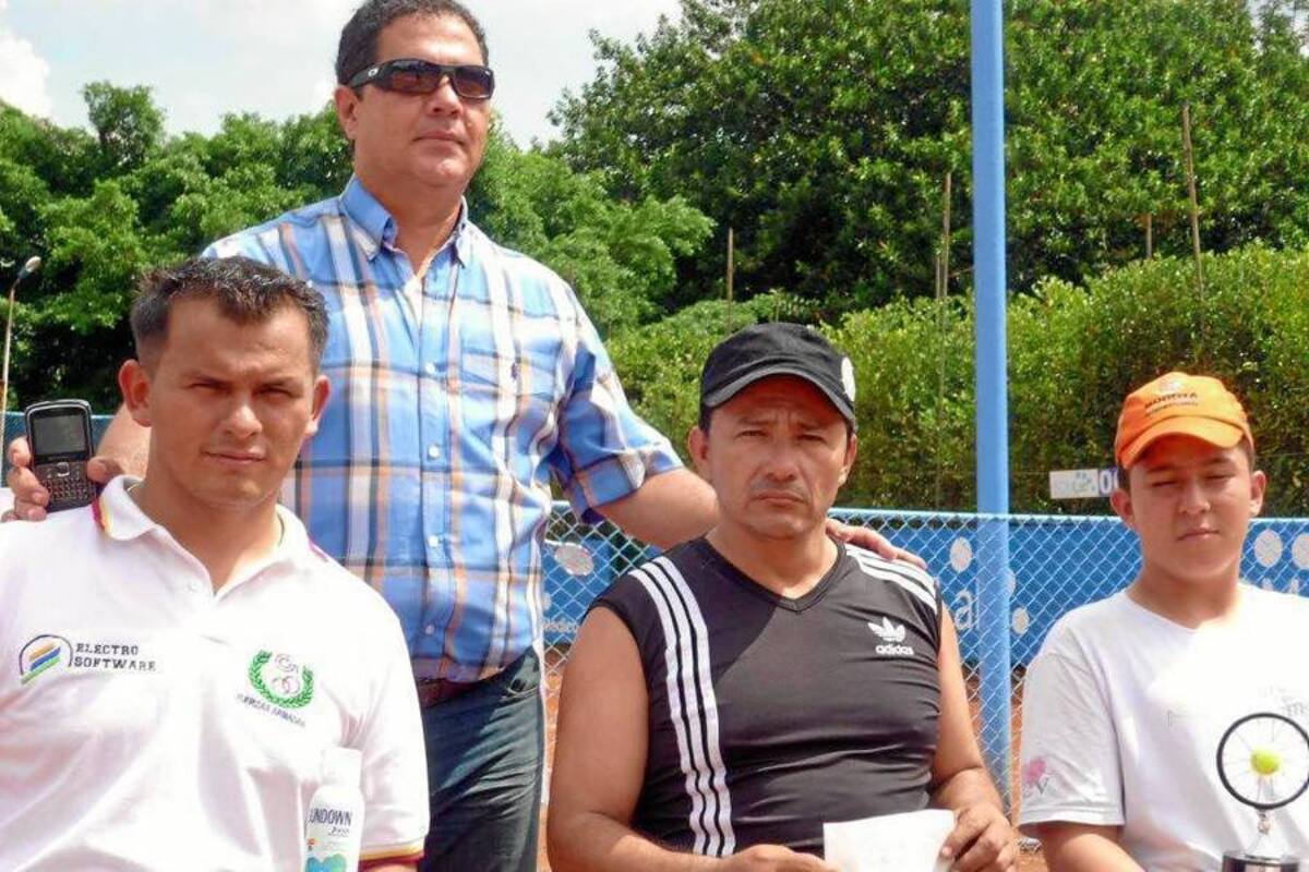Los mejores tenistas del Open Internacional de Cali, entre ellos cuatro santandereanos, estuvieron presentes en el acto de premiación. En la gráfica aparecen Mauricio Vega, Jorge Vera, Juan Sebastián Gutiérrez y el entrenador William Leguizamón. (Foto: Suministrada / VANGUARDIA LIBERAL )