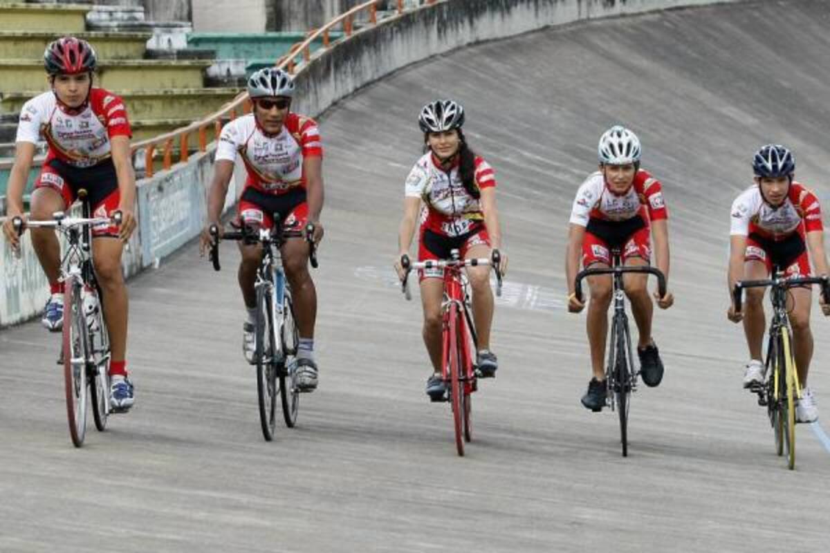 Este es el grupo de ciclistas del equipo Formesan - Panachi - Indersantander que representará al departamento en la Vuelta Nacional del Futuro que comenzará el próximo jueves en Duitama, Boyacá. En la gráfica aparecen de izquierda a derecha Elkin Alonso Caballero, Edison Sánchez, Angélica María Uribe, Franco Yesid Pedraza Ayala y Juan Esteban Gómez Mejía.(Foto: César Flórez / VANGUARDIA LIBERAL)