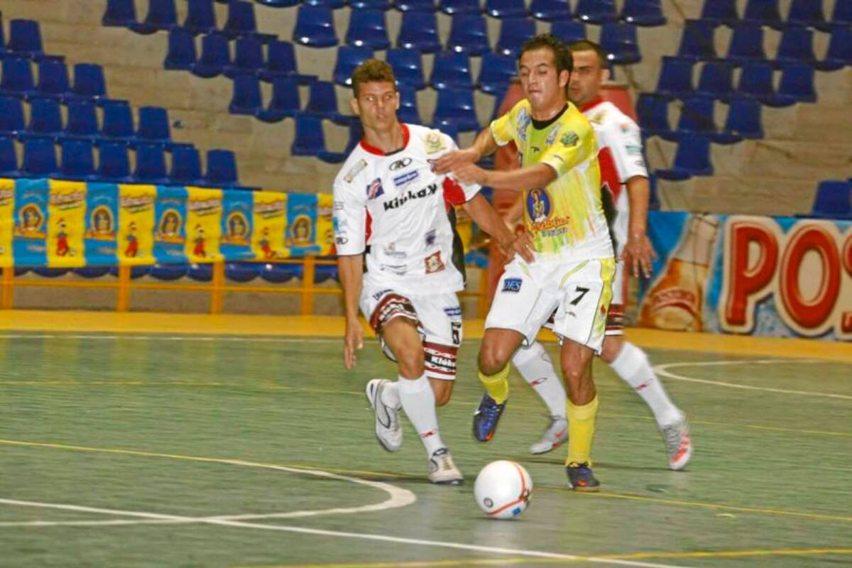 Reaparecieron las emociones del microfútbol profesional colombiano, pero Bucaramanga FSC no pudo debutar con victoria al igualar en el coliseo Bicentenario - Alejandro Galvis Ramírez 2 – 2 ante Motilones FDS. (Foto: Nelson Díaz / VANGUARDIA LIBERAL)