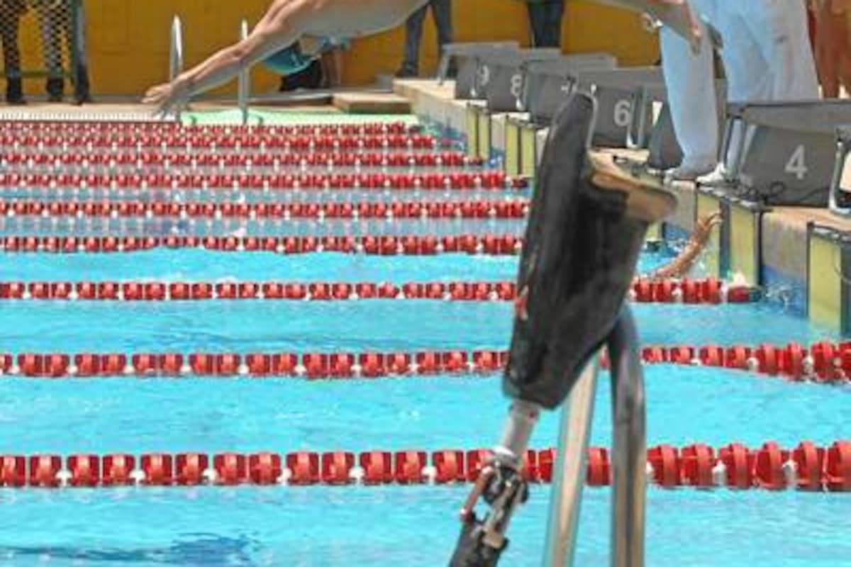 La fotografía muestra el relevo 4 x 100 metros, última prueba del Campeonato Nacional de Natación Paralímpica, disputado en Bucaramanga, y la cual fue dominada por el equipo santandereano. (Foto: Jaime del Río / VANGUARDIA LIBERAL )