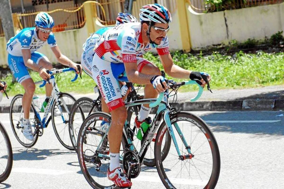 Una fuerte caída sobre el final de la etapa de ayer, le dejó ayer al santandereano José Serpa una fractura en una mano, la cual le impediría continuar en la carrera transalpina, de la cual apenas se han disputado dos etapas. (Foto: Tomada de Internet / VANGUARDIA LIBERAL)