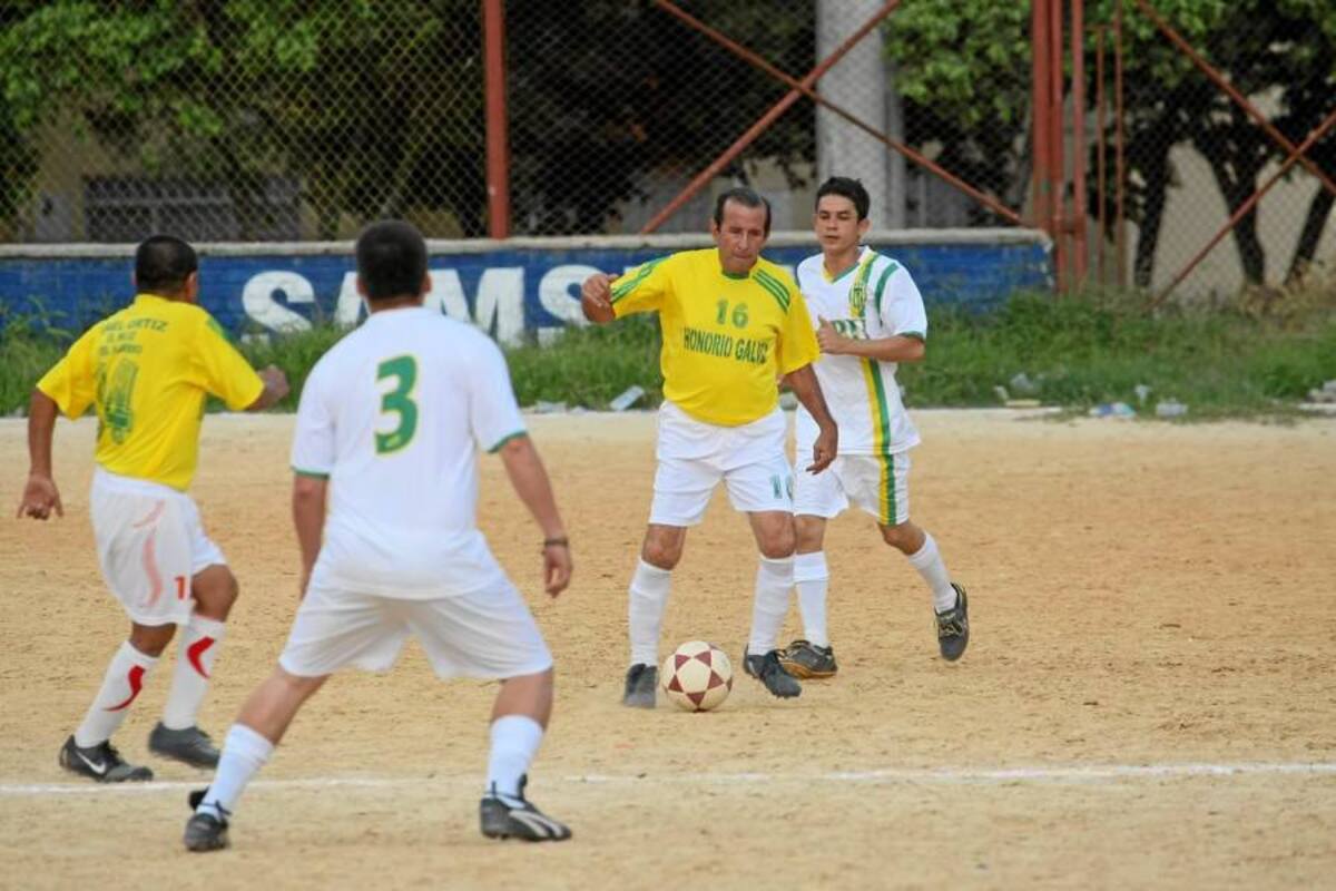 Una vez más, las viejas glorias del balompié santandereano desplegarán todo su repertorio futbolístico en la cancha Central del Barrio Mutis. (Foto: Archivo / VANGUARDIA LIBERAL)