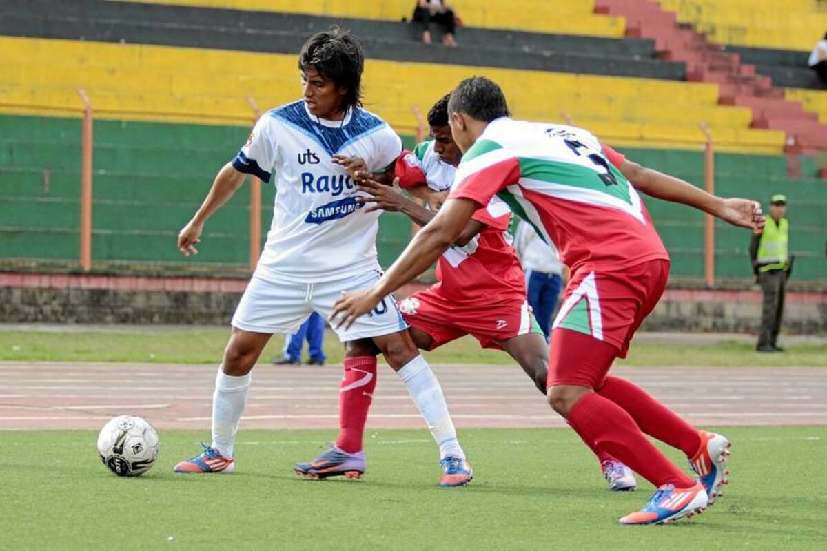 Real Santander llegó ayer a seis partidos sin ganar en el Torneo Postobón II, al igualar en el estadio Alfonso López 3-3 ante Sucre FC. (Foto: César Flórez / VANGUARDIA LIBERAL )