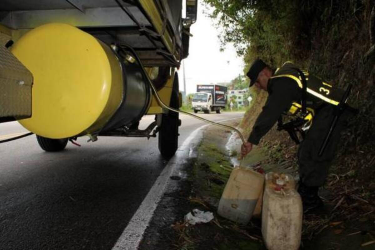 El combustible ilegal, que históricamente llega a Santander desde Cúcuta, también está entrando por lo corredores viales que conectan al departamento con el Sur del Cesar. (Foto: Archivo/VANGUARDIA LIBERAL )