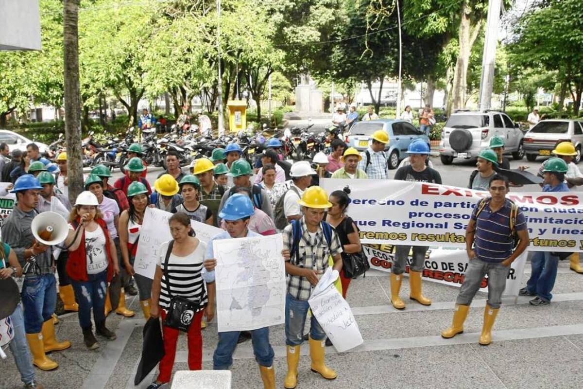 Ayer un grupo de manifestantes de Soto Norte protestaron frente a la Cdmb por la falta de claridad sobre las políticas ambientales en la región, situación que tiene a las mineras en incertidumbre. (Foto: César Flórez/ VANGUARDIA LIBERAL)