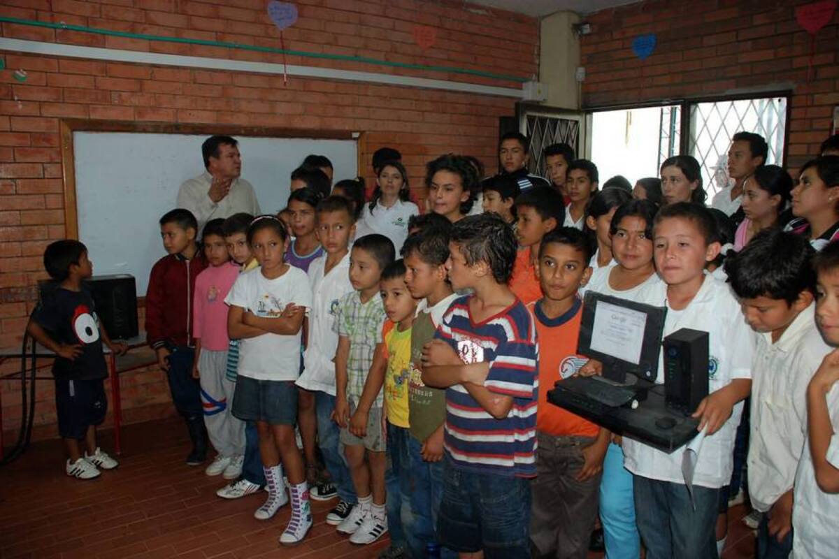 El grupo de estudiantes beneficiados con los equipos tuvieron la oportunidad de interactuar de inmediato con estas tecnologías. (Foto: Suministrada/VANGUARDIA LIBERAL)
