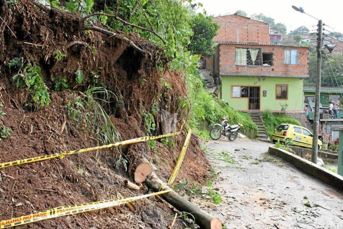 Toda vez que llueve se presenta el mismo derrumbe sobre la carrera 9 con calle 49 del barrio José A. Morales en Floridablanca. (Foto: Nelson Díaz/VANGUARDIA LIBERAL)