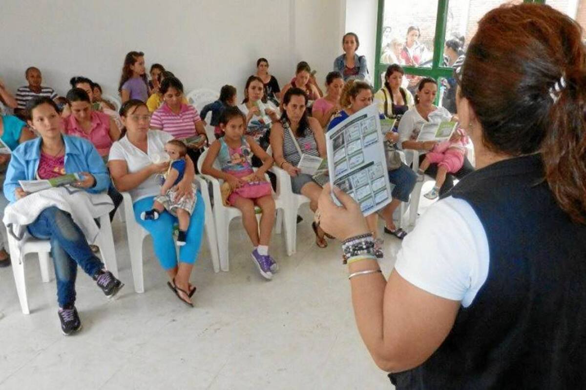 Los funcionarios les explicaron a las familias beneficiadas, los servicios de las tarjetas, que incluye una consulta de saldo y dos retiros gratis al mes. (Foto: Suministrada /VANGUARDIA LIBERAL)