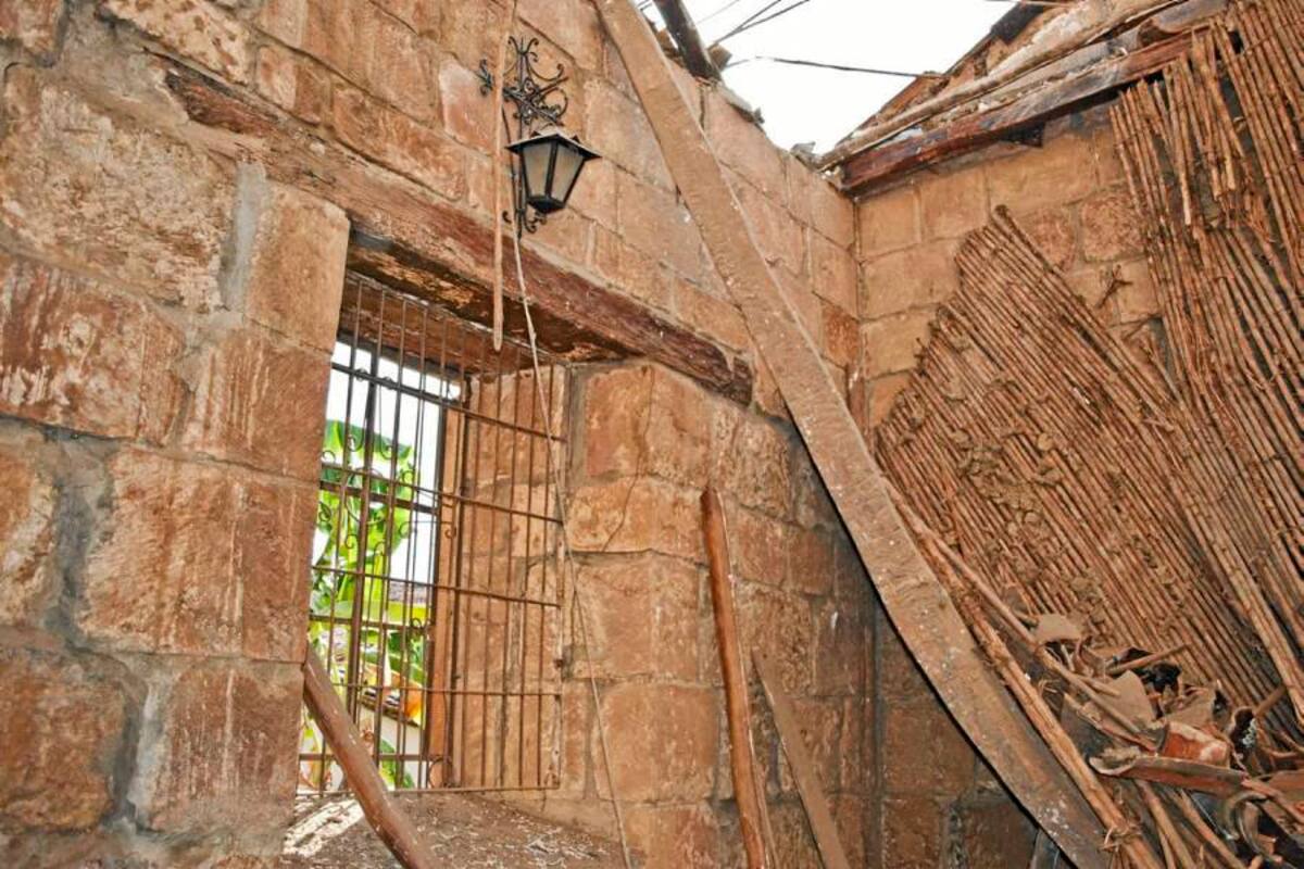 Todo el techo de una de las capillas del Templo de Guane fue a parar al piso, quedando al descubierto. (Foto: Suministrada/VANGUARDIA LIBERAL)