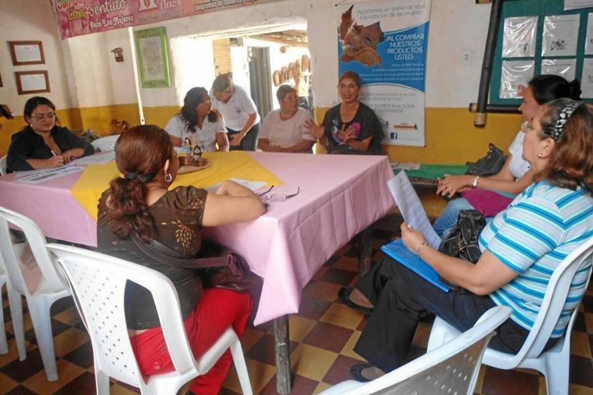 Aspectos de la reunión entre mujeres fundadoras, residentes y colaboradoras de la Fundación Casa de la Mujer, realizada el martes 5 de febrero en horas de la mañana donde se dio a conocer a la comunidad la situación del inmueble (Foto: Nancy Acuña R./VANGUARDIA LIBERAL)
