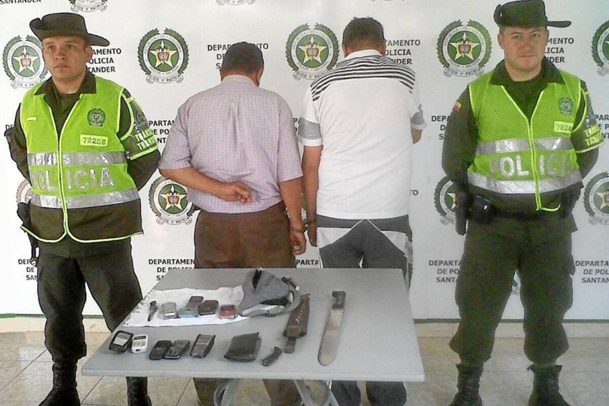 En la imagen los dos hombres de 56 y 66 años, capturados por estafa, en el municipio de Curití, quienes se desplazaban en un vehículo de servicio público. Los aprehendidos fueron dejados a disposición de la Fiscalía Séptima. (Foto: Suministrada VANGUARDIA LIBERAL)