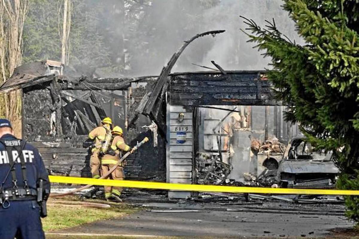 Los bomberos y la Policía de la ciudad de Graham, estado de Washington, trabajaban en los restos todavía humeantes de una casa que estalló el domingo. (Foto: Tomada de Internet / VANGUARDIA LIBERAL)