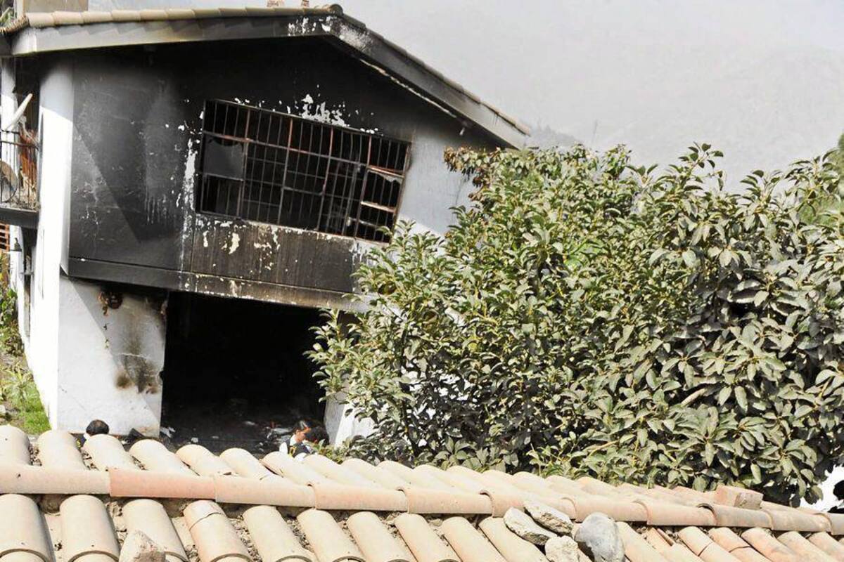 Miembros de la Policía transportan uno de los 14 cuerpos de las víctimas del incendio en el centro Sagrado Corazón de Jesús para rehabilitación de drogadictos y alcohólicos en Chosica, a 30 km al este de Lima. (Foto: AFP/VANGUARDIA LIBERAL)
