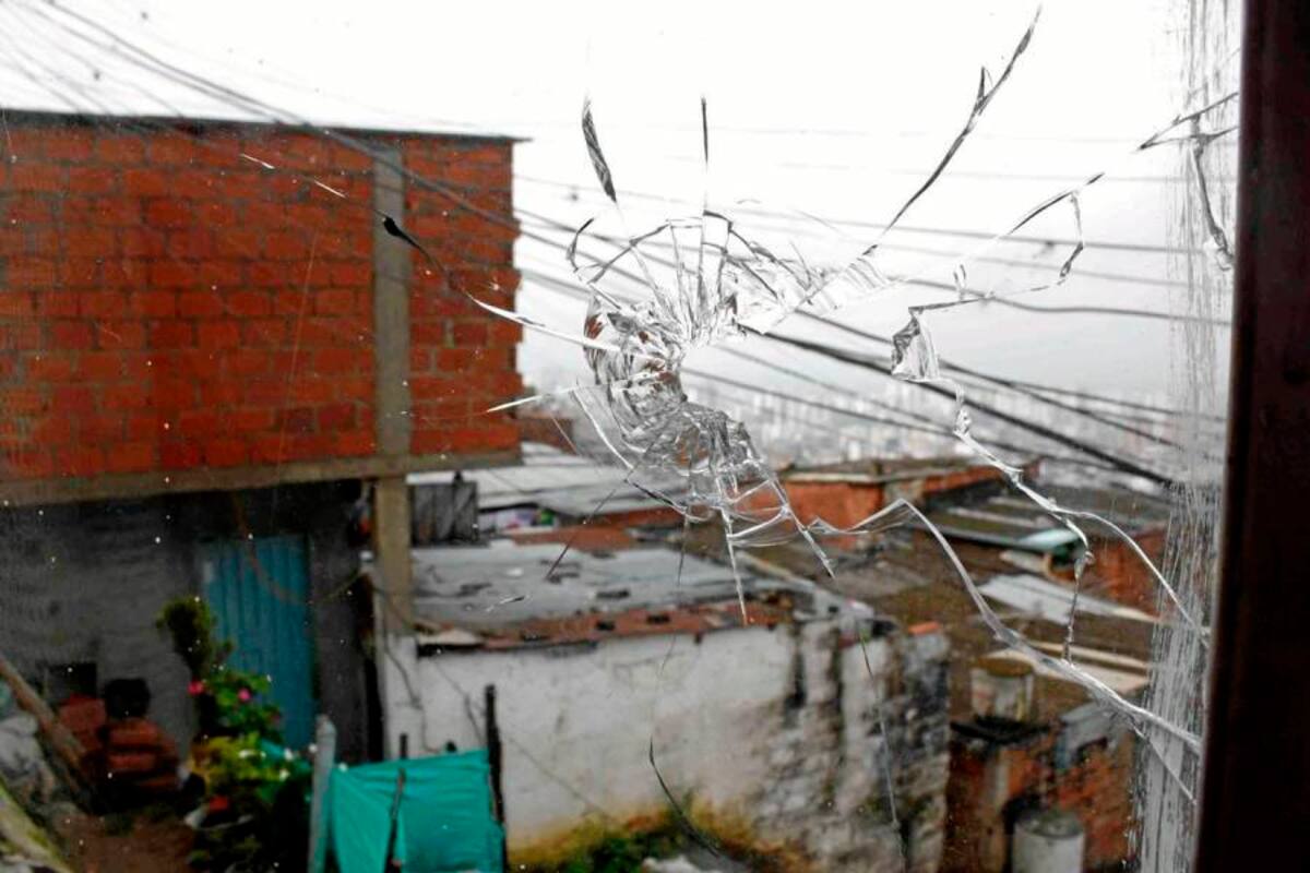 Varias de las viviendas del barrio Miraflores quedaron con secuelas del ataque. Algunas balas, por ejemplo, quedaron incrustadas en paredes, puertas y ventanas de casas vecinas. (Foto: Nelson Díaz / VANGUARDIA LIBERAL)