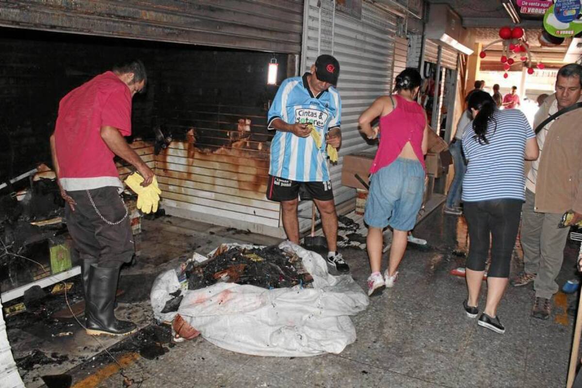 Cuatro locales comerciales se vieron afectados por las llamas que, ayer a las 6:00 de la mañana, se registraron en la calle 33 entre carreras 15 y 16 del Centro de Bucaramanga. (Foto: Javier Gutiérrez/ VANGUARDIA LIBERAL)