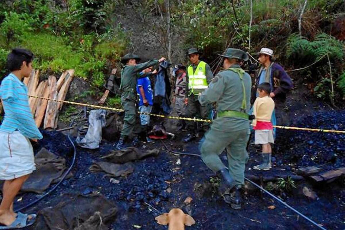 El CTI de la Fiscalía realizó el levantamiento de los cadáveres de los dos mineros, que perecieron tras la explosión en una mina de carbón en zona rural del municipio de Molagavita, Santander.