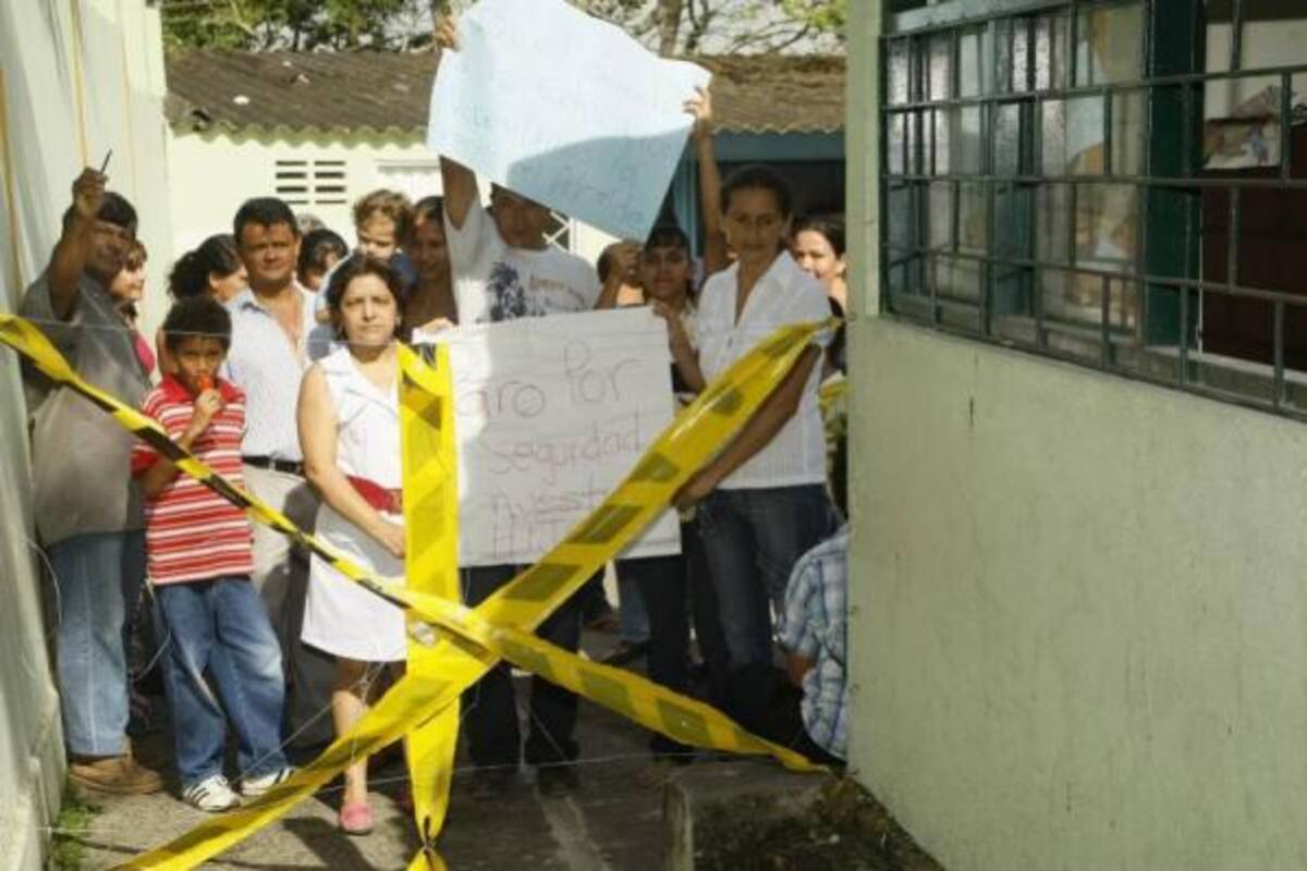 La protesta de los padres de familia del Instituto Villaluz comenzó a las 7:30 de la mañana y duró cerca de dos horas. (Foto: César Flórez / VANGUARDIA LIBERAL)