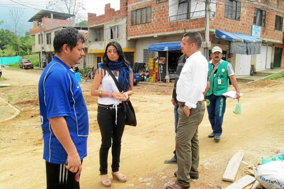 La comunidad del barrio Portal del Valle se mostró preocupada ante la PDS por los taponamientos del sistema de alcantarillado pluvial por causa del lodo que arrastra las lluvias, la gerencia de la empresa inspeccionó la zona tras ejercer labores de limpieza en el sistema. (Foto: Suministrada/ VANGUARDIA LIBERAL )
