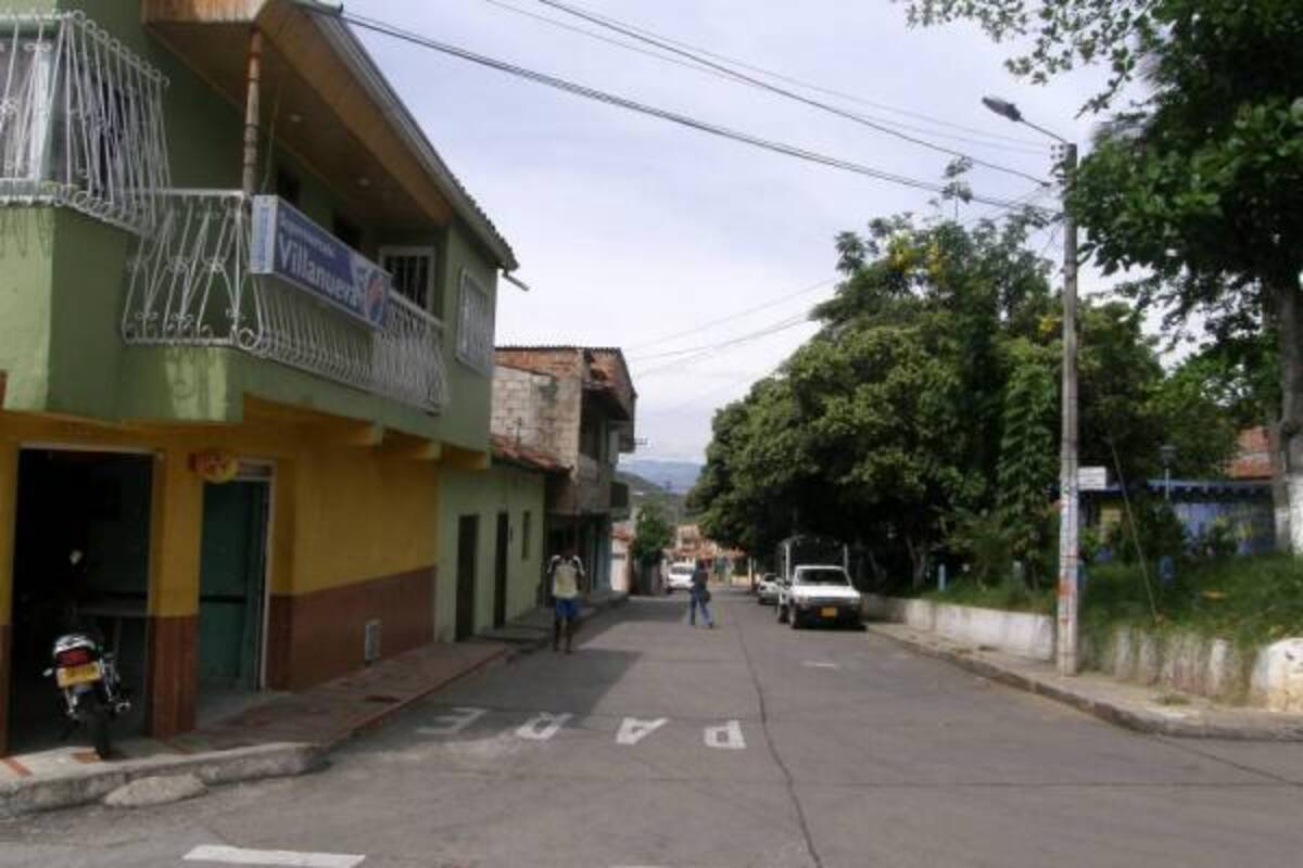 La insensibilidad de algunos ciudadanos está afectando los buenos propósitos de la comunidad de Villanueva que quiere mantener su barrio como el más limpio del municipio. Inescrupulosos arrojan basuras en este lote baldío, cuyos propietarios incumplen las normatividades urbanísticas a sus anchas, sin sanciones del Municipio. (Foto: Edgar Omar Bustos A/ VANGUARDIA LIBERAL )