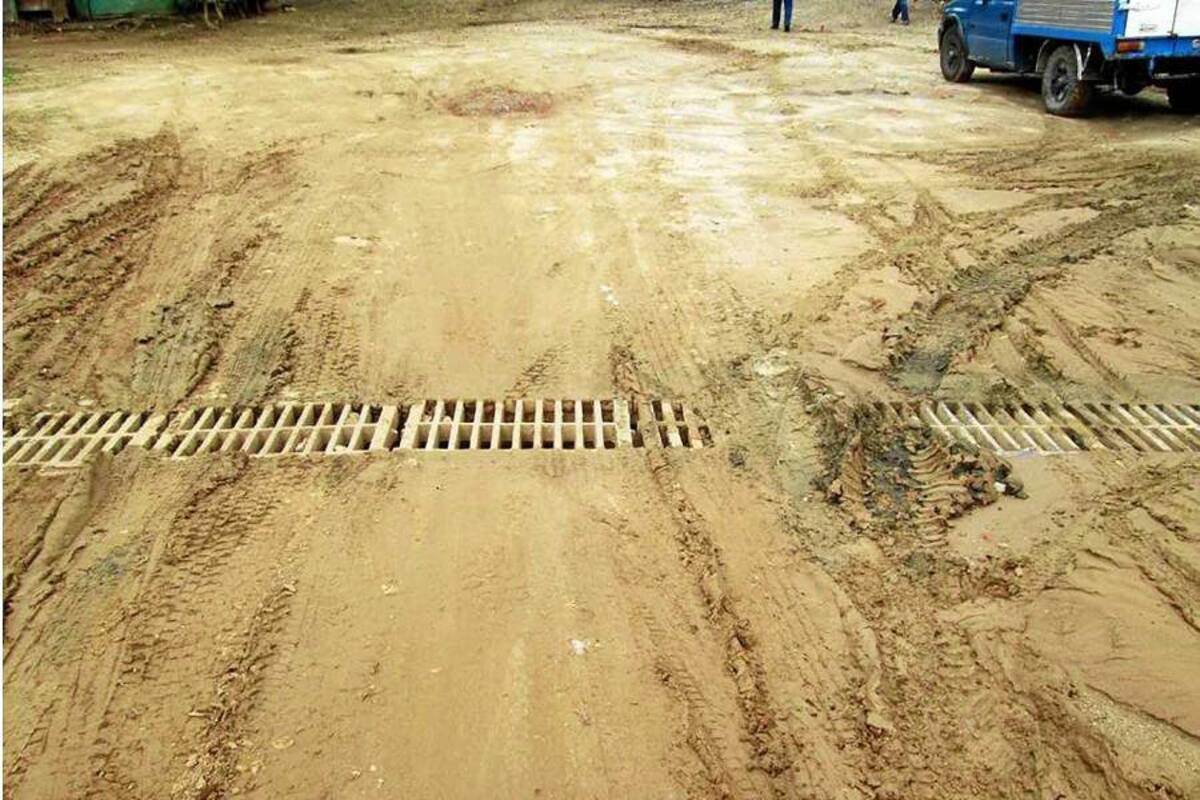Pese a que las alcantarillas han sido destapadas por cuadrillas de la PDS, el problema sigue siendo igual con el paso de vehículos en temporada de lluvias. (Foto: Suministrada/ VANGUARDIA LIBERAL )