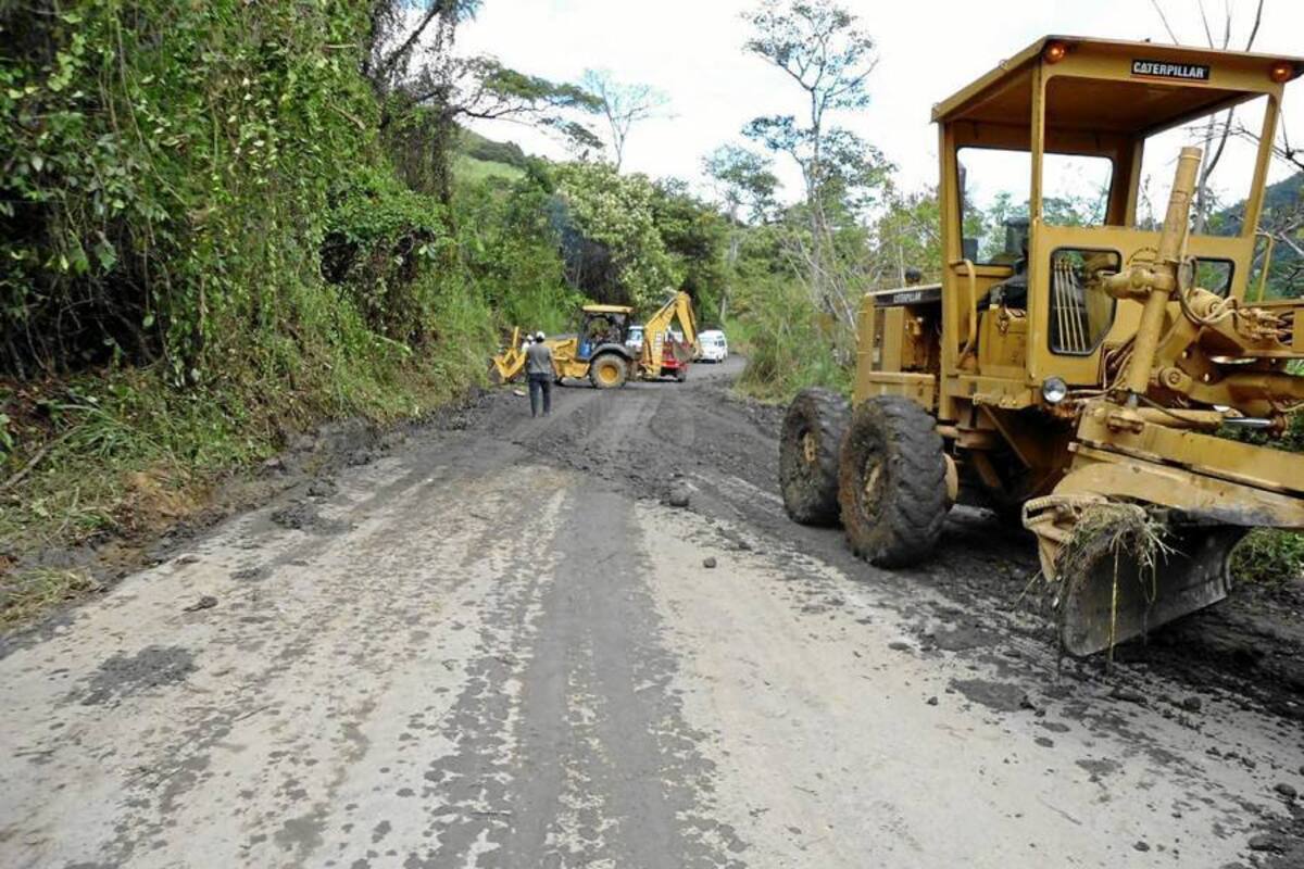 Aspecto de los trabajos de manteniendo de la vía San Gil – Charalá, realizado por los alcaldes de Páramo, Charalá, Ocamonte, Encino, Coromoro y Valle de San José. (Foto: Nancy Acuña R. /VANGUARDIA LIBERAL)