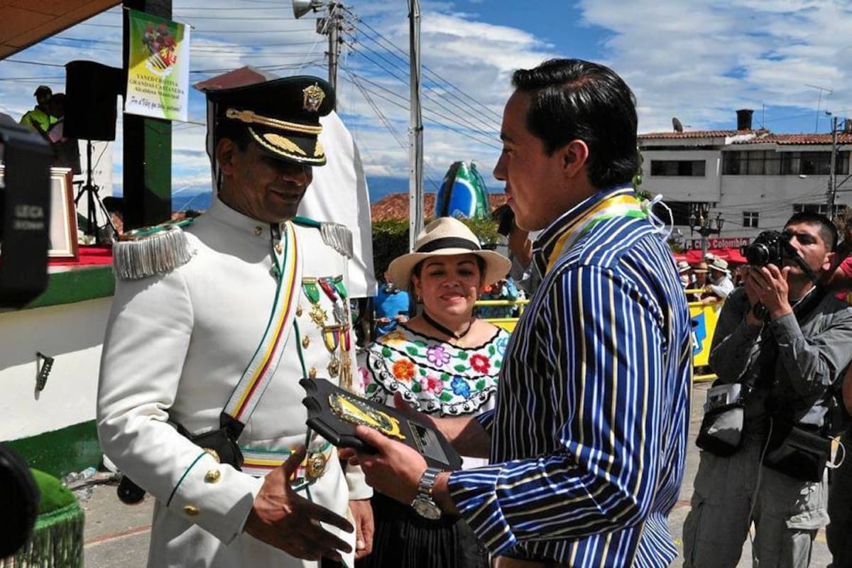 Momentos en que el T.C. Jorge Evelio Palomino López, hace entrega del Escudo de Armas de la Escuela de Carabineros Provincia de Vélez, al Gobernador Richard Aguilar Villa. (Foto: Luis Fernando Martínez Vargas/VANGUARDIA LIBERAL)