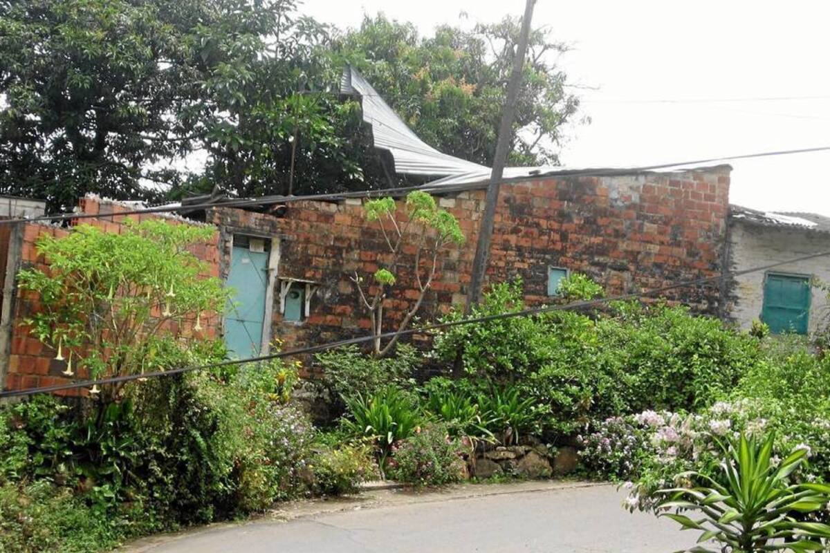 Aspectos de la vivienda humilde de Tobías Neira del barrio San Rafael, damnificado por la ola invernal de 2012, que según sostuvo el secretario de Planeación, “se vio especialmente perjudicado por ser una casa muy antigua, que tenía las maderas del techo podridas”. (Foto: Suministrada /VANGUARDIA LIBERAL )