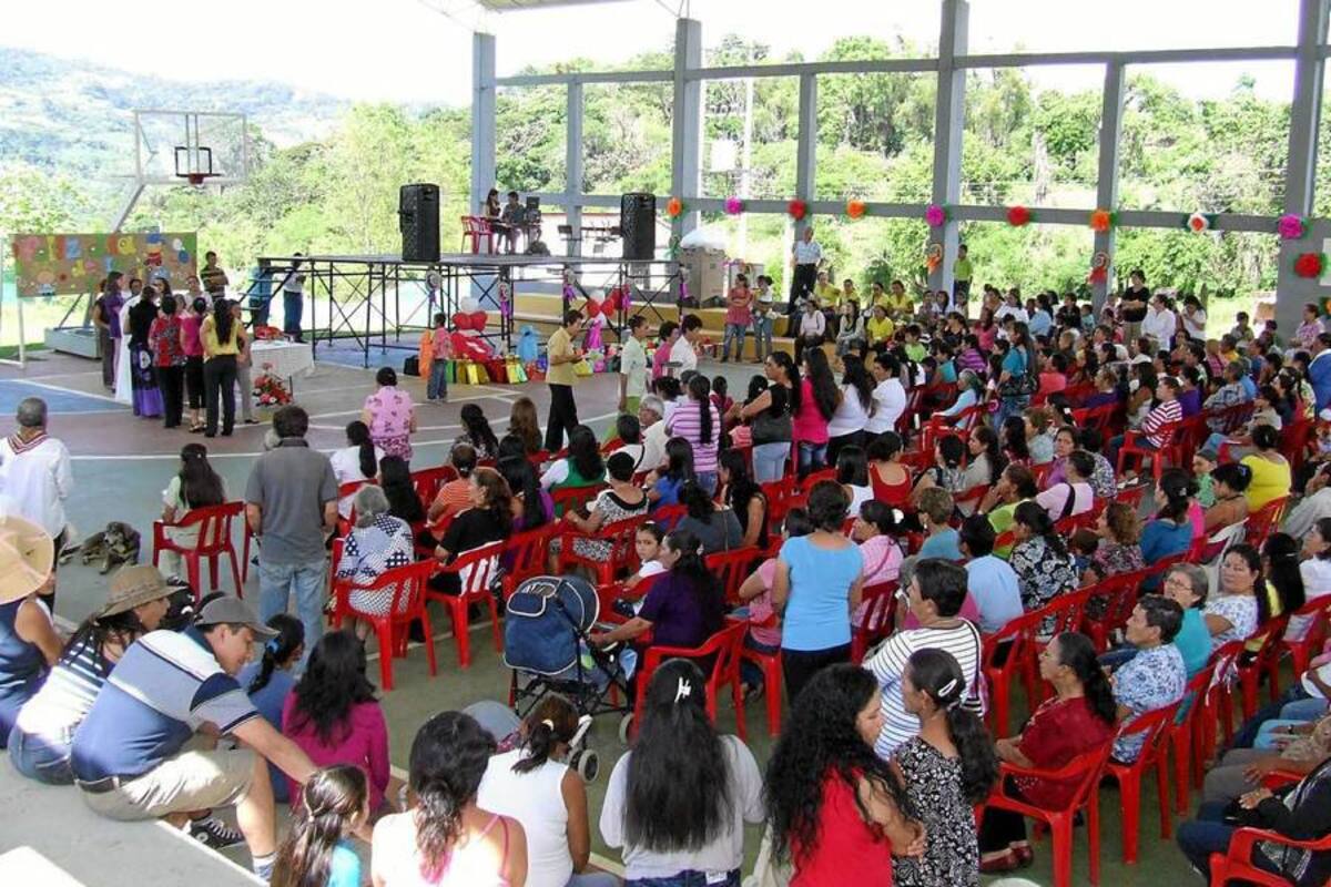 Con la asistencia de por lo menos 600 personas, la Administración Municipal de Güepsa, en cabeza del alcalde Osmar Arias y la gestora Social Carolina Barrera, celebraron este importante día, destacando un padre de familia por su ejemplar comportamiento. (Foto: Luis Fernando Martínez Vargas / VANGUARDIA LIBERAL)