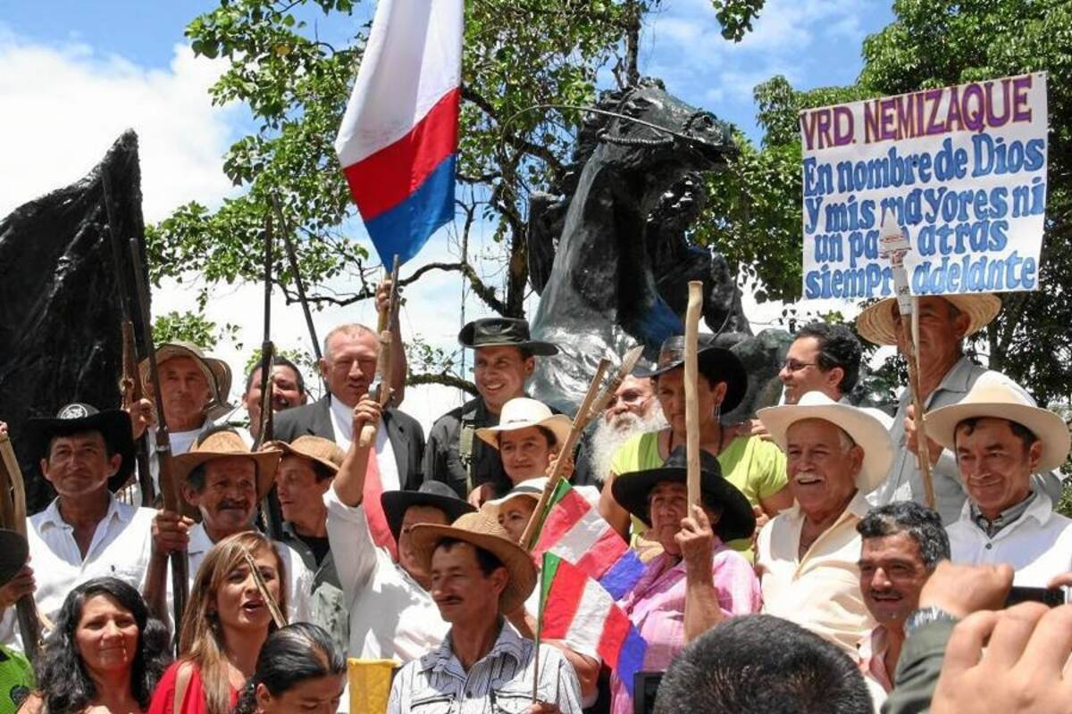 Con diversos actos los charaleños conmemoraron los 193 años de la Batalla del Pienta, decisiva en lucha por la independencia de Colombia. En su intervención, el gobernador de Santander, Richard Aguilar Villa anunció recursos para esa localidad. (Foto: Suministrada /VANGUARDIA LIBERAL)
