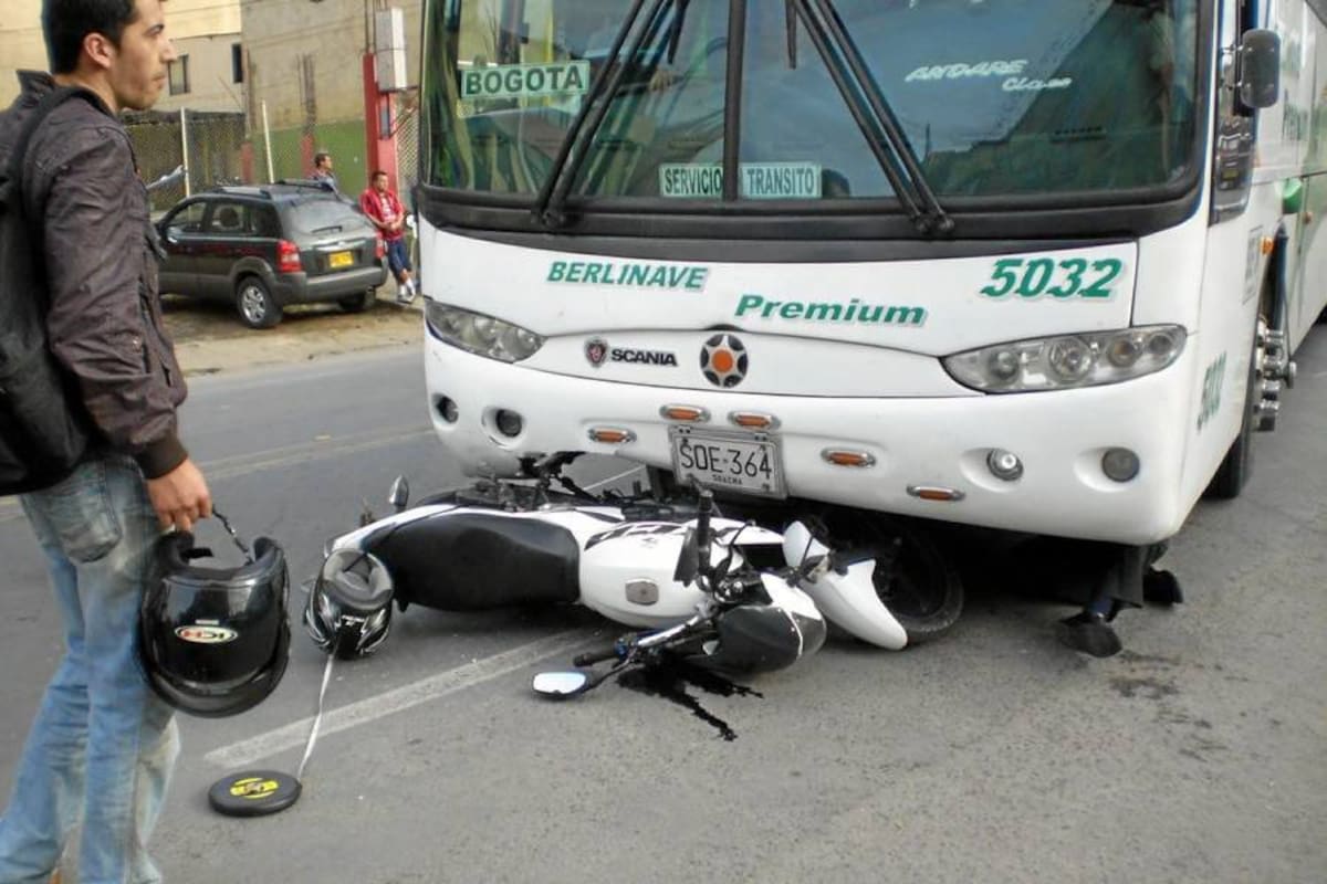 El conductor de la motocicleta, casi pierde su vida al quedar debajo de este bus. (Foto: Suministrada/VANGUARDIA LIBERAL)