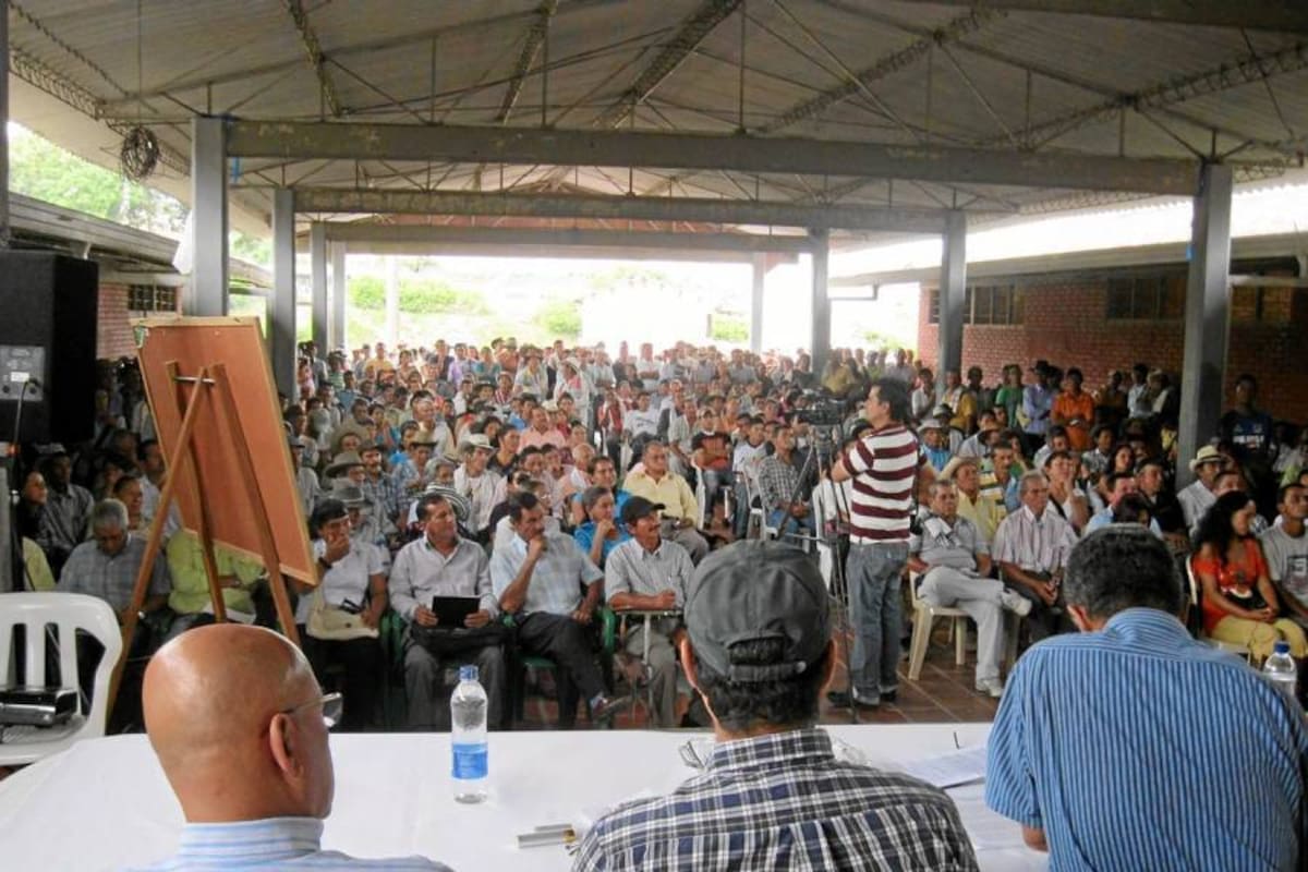 El Foro Cacaotero se realizó en las instalaciones del Colegio Departamental José María Landázuri, con asistencia de cerca de mil personas interesadas en discutir la problemática de los precios del cacao y su bajo precio en el mercado. (Foto: Suministrada/VANGUARDIA LIBERAL )