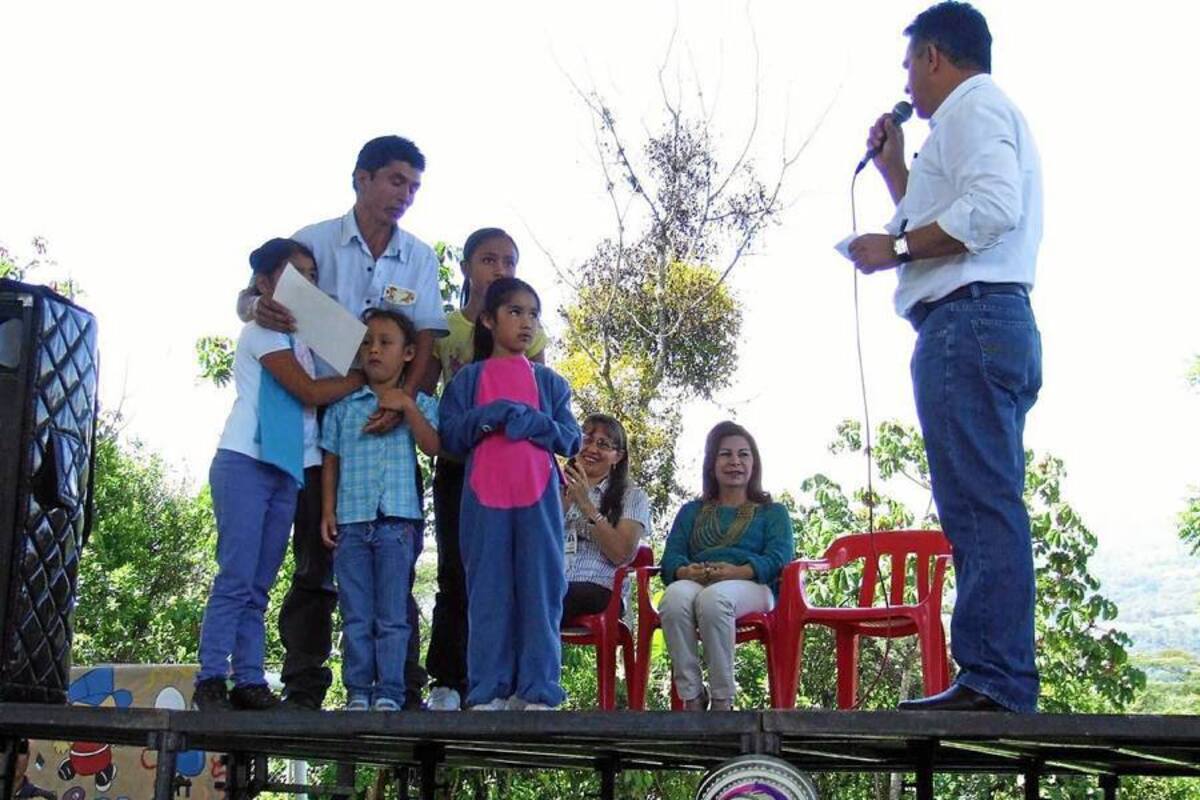 Acto de entrega del reconocimiento que hizo el alcalde de Gϋepsa, Osmar Arias al señor Absalón Quiroga, por su abnegada labor de padre y madre, en el marco de la celebración del día de la familia. (Foto: Luis Fernando Martínez Vargas/VANGUARDIA LIBERAL)