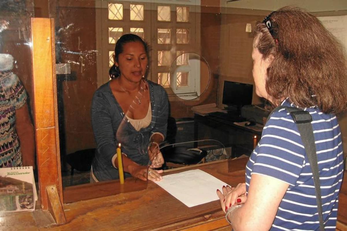 Por una deuda millonaria la empresa de energía de Barbosa le suspendió el servicio de energía a la alcaldía municipal, los empleados trabajan a media marcha mientras se restablece el fluido eléctrico. (Foto: Paola Ardila Pinto /VANGUARDIA LIBERAL)