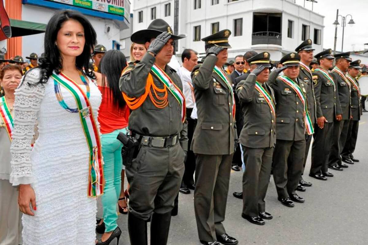 Grupo de homenajeados con motivo de la celebración de los 121 años de la Policía Nacional en Barbosa. (Foto: Luis Fernando Martínez Vargas/VANGUARDIA LIBERAL)