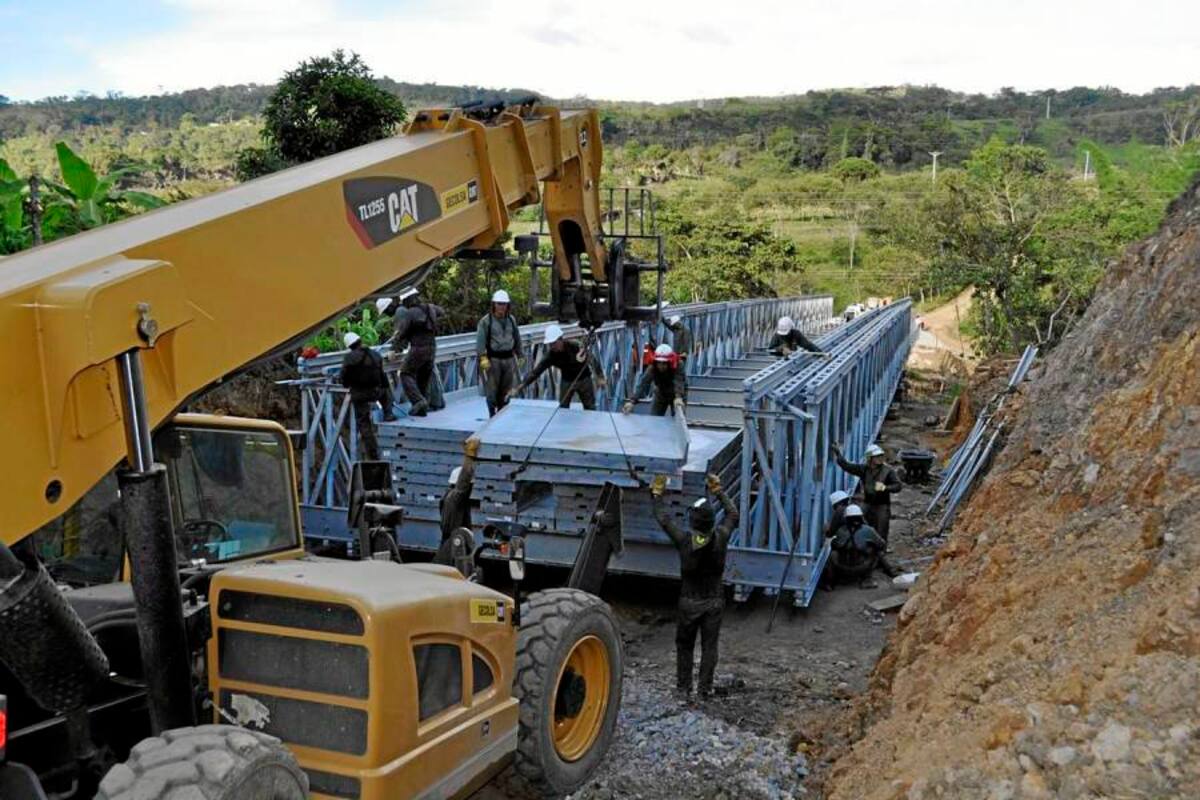 Personal del Batallón de Operaciones Especiales número 90 con sede en Tolemaida, quienes tienen bajo su responsabilidad la instalación del puente militar en la vereda Tapias y San Antonio de Moniquirá, con el cual se rehabilitará el paso a estos importantes sectores veredales. (Foto: Luis Fernando Martínez V./VANGUARDIA LIBERAL)