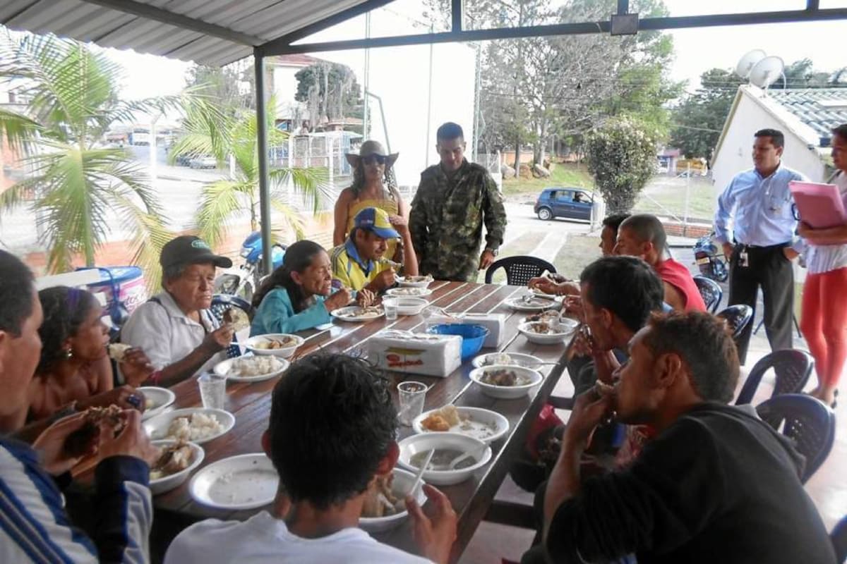 Desde muy temprano los integrantes del grupo JETS con la ayuda de las fuerzas militares empezarán a recoger a los habitantes de calle para brindarles un día de recreación. (Foto: Archivo/VANGUARDIA LIBERAL )